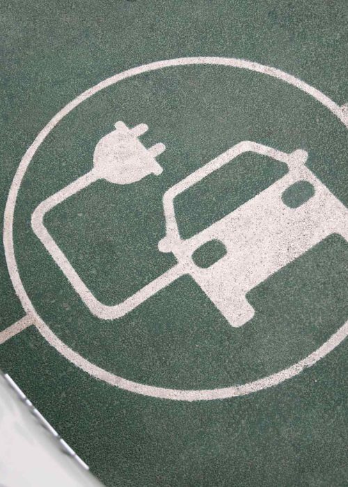 Imagen conceptual de vehículo eléctrico en entorno urbano moderno, con fondo metálico y acentos tecnológicos.