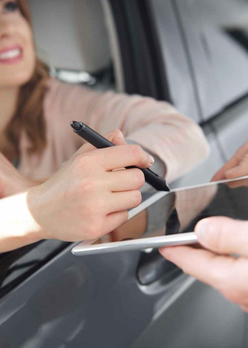 Asesor de Global Auto Connections revisando acuerdos de renting con una empresa de transporte en la provincia de Málaga.